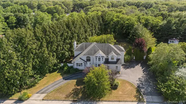 72 Sweetgum LN, Miller Place, NY 11764