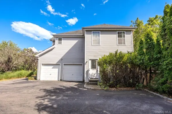 72 Sweetgum LN, Miller Place, NY 11764