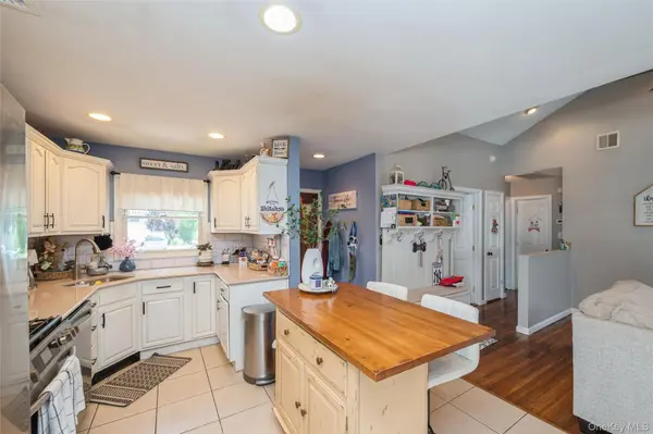 389 Briarwood RD, Massapequa, NY 11758
