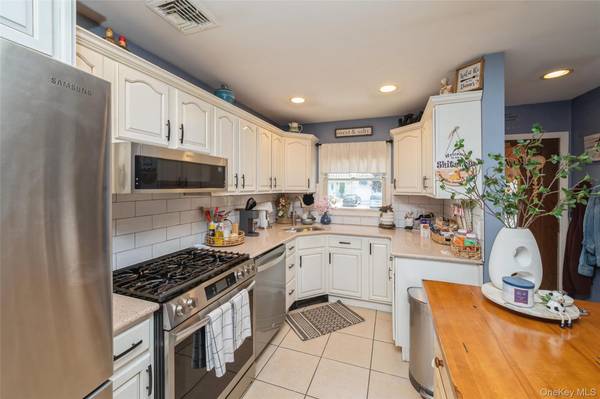 389 Briarwood RD, Massapequa, NY 11758