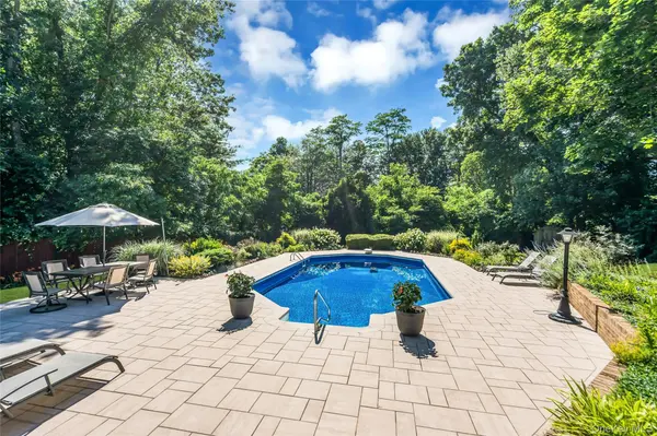 4 Dale CT, Hauppauge, NY 11788