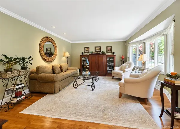 7 Talbot LN, Smithtown, NY 11787