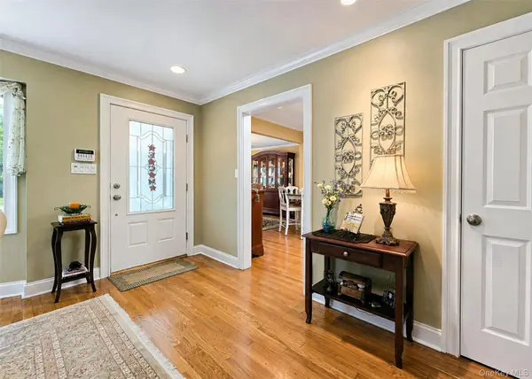 7 Talbot LN, Smithtown, NY 11787