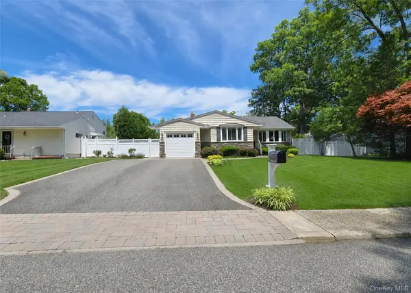 7 Talbot LN, Smithtown, NY 11787