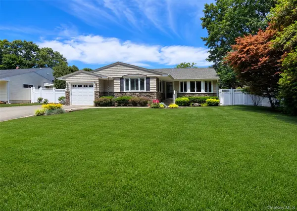 7 Talbot LN, Smithtown, NY 11787