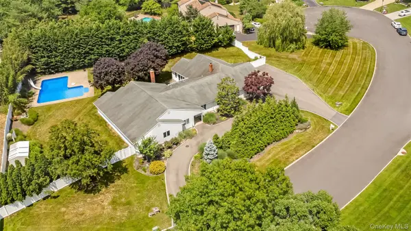6 Twilight CT, Melville, NY 11747