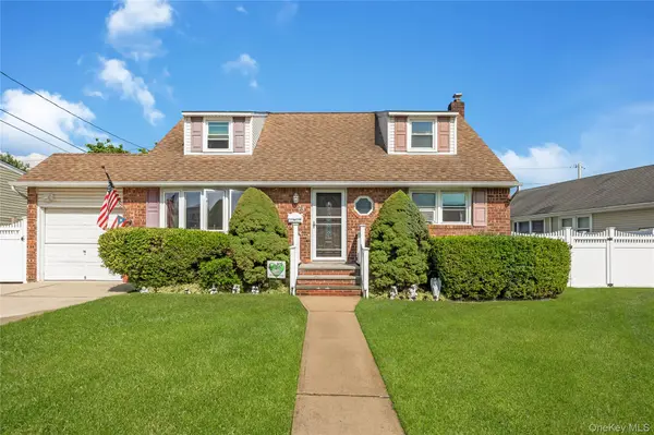 23 Scholl DR, Farmingdale, NY 11735
