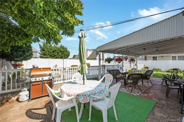 23 Scholl DR, Farmingdale, NY 11735