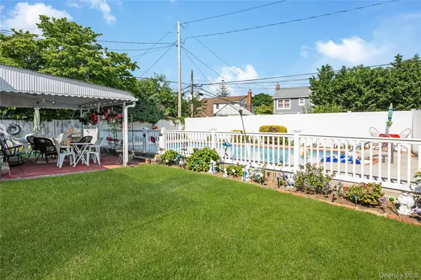 23 Scholl DR, Farmingdale, NY 11735