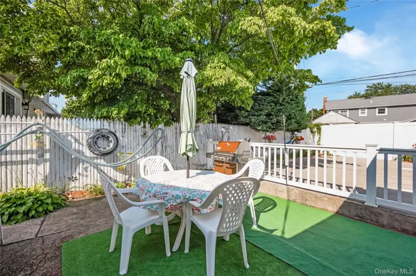 23 Scholl DR, Farmingdale, NY 11735