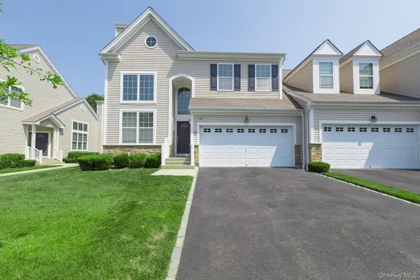 20 Emilie DR, Center Moriches, NY 11934