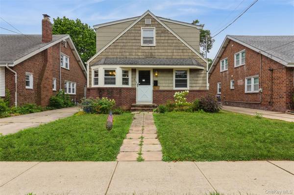 5 Cambridge ST, Malverne, NY 11565