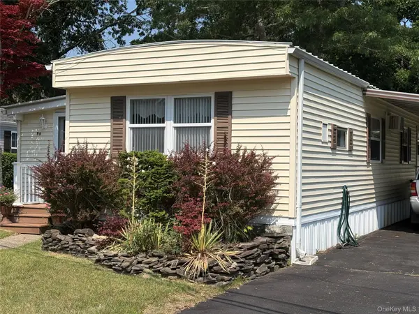 525 Riverleigh AVE #P6, Riverhead, NY 11901