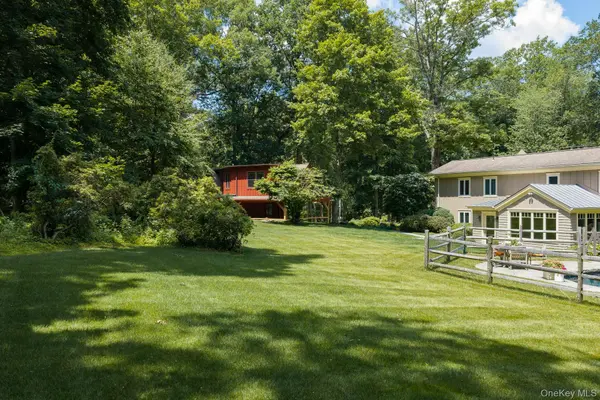 28 Bayberry LN, Bedford Corners, NY 10549
