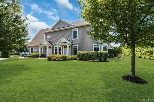 45104 Silver Birch LN, Plainview, NY 11803