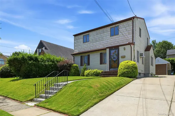 65 Moore ST, New Hyde Park, NY 11040