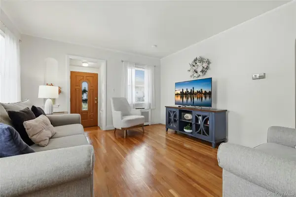 65 Moore ST, New Hyde Park, NY 11040
