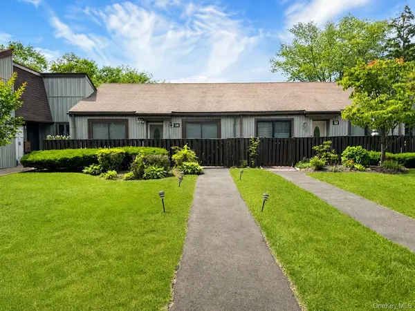 54 Strathmore Gate DR, Stony Brook, NY 11790