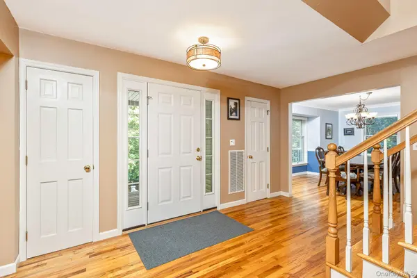 6 Cedar DR, Stony Brook, NY 11790