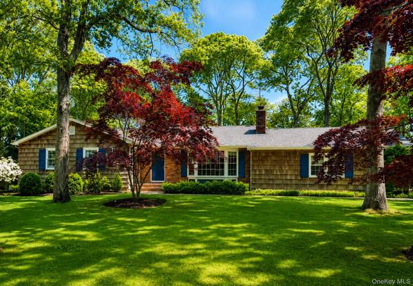 6 Holly LN, Remsenburg, NY 11960