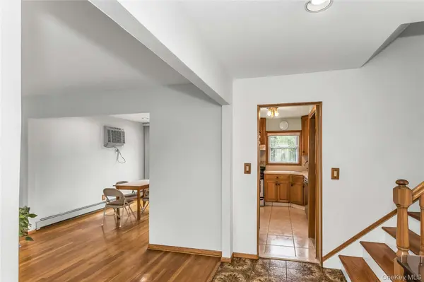 43 Grohmans LN, Plainview, NY 11803