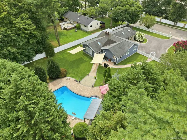 703 Lincoln AVE, Sayville, NY 11782