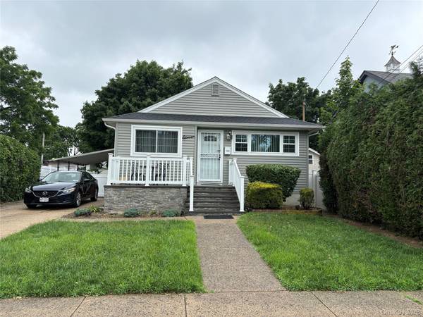 11 Madison AVE, Roosevelt, NY 11575