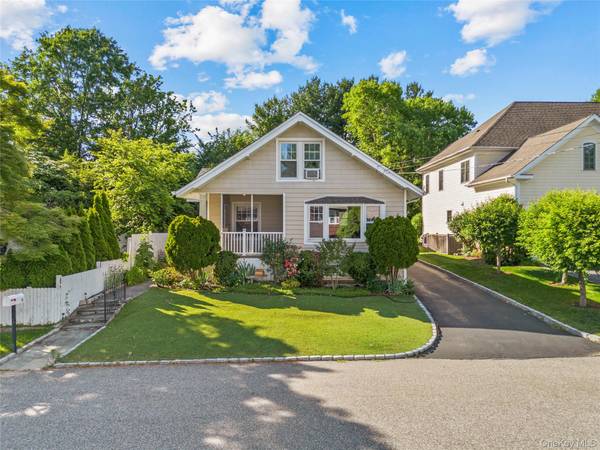 15 Pershing AVE, Locust Valley, NY 11560