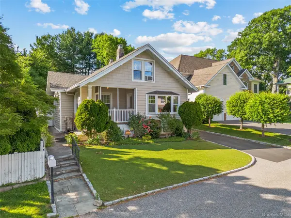15 Pershing AVE, Locust Valley, NY 11560