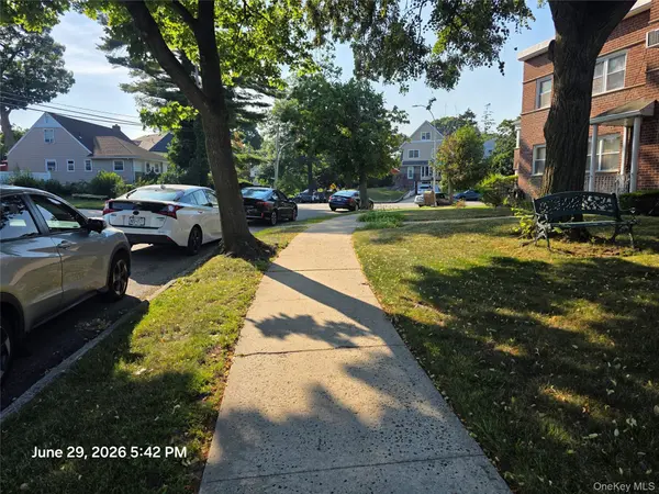 19607 Dunton Ave #1C, Holliswood, NY 11423