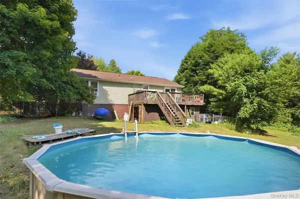 4 Riverside DR, Pine Bush, NY 12566