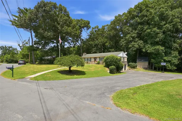 26 Garden DR, New Windsor, NY 12553