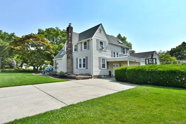 112 Cambridge AVE, Stewart Manor, NY 11530