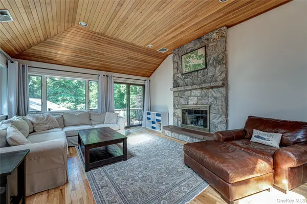 81 Manor LN, Jamesport, NY 11947