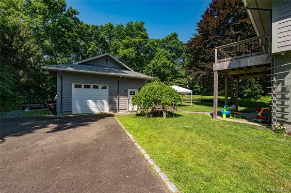 81 Manor LN, Jamesport, NY 11947