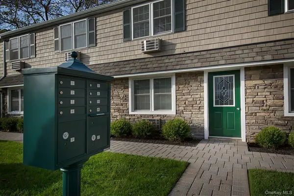 4 Richland BLVD #12, Brightwaters, NY 11718