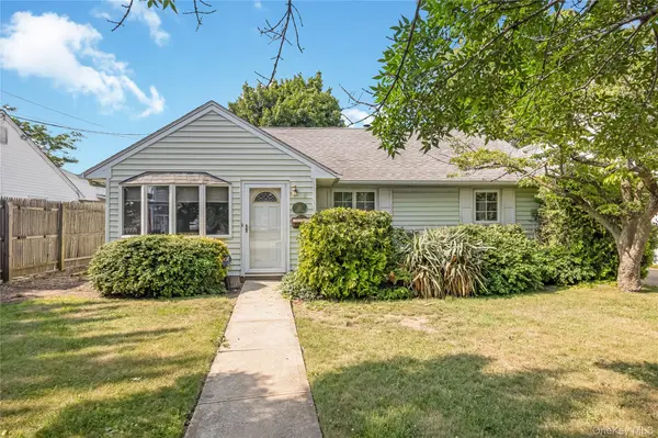 6 Island ST, Plainview, NY 11803