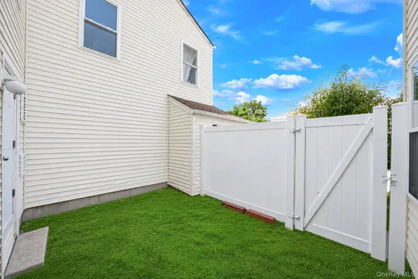 180 Lowndes AVE #D, Huntington Station, NY 11746