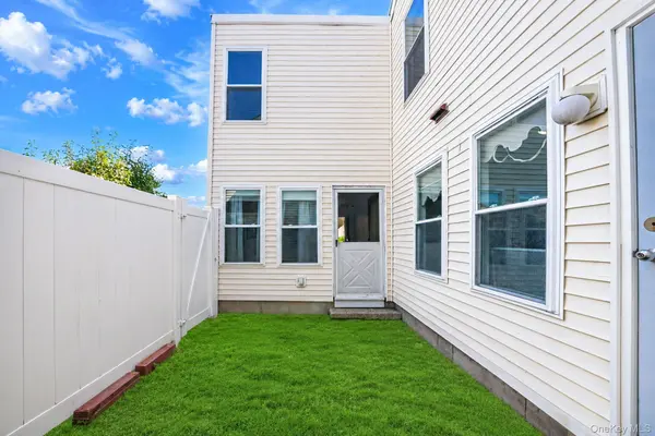 180 Lowndes AVE #D, Huntington Station, NY 11746