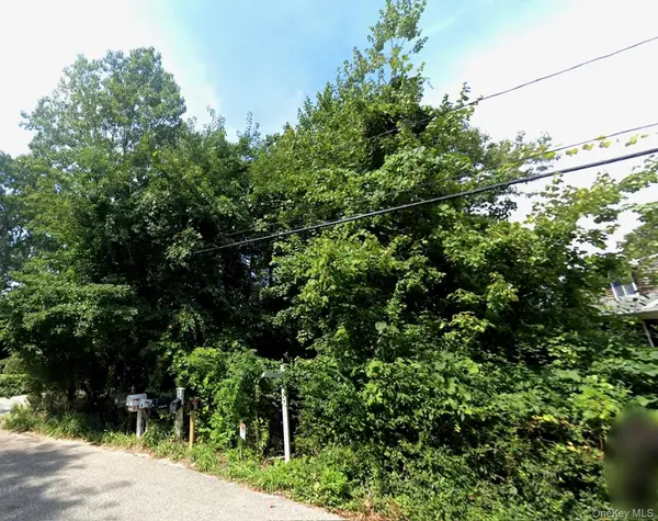 13 Lake DR, Southampton, NY 11968
