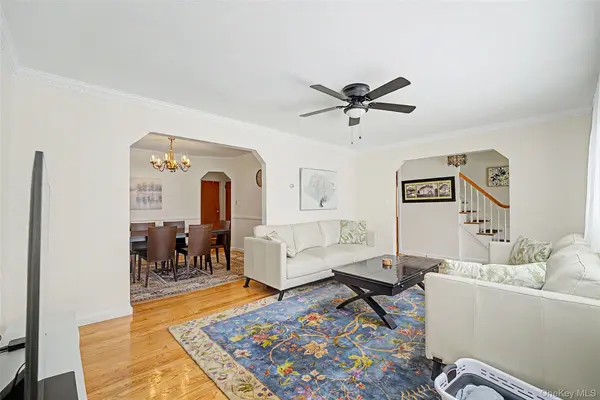 16 Elton RD, Stewart Manor, NY 11530