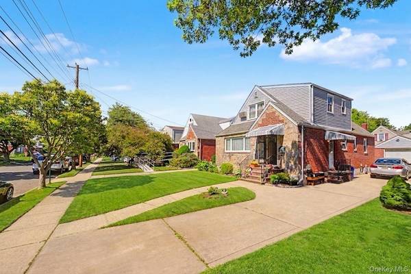16 Elton RD, Stewart Manor, NY 11530