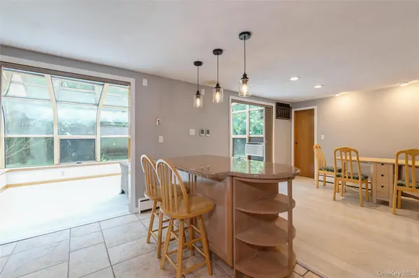 28 Campus LN, Ronkonkoma, NY 11779
