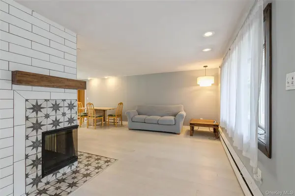 28 Campus LN, Ronkonkoma, NY 11779