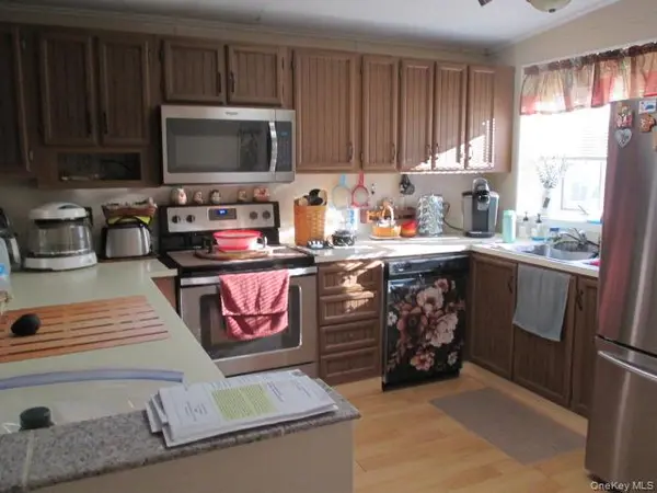130 Village CIR, Manorville, NY 11949