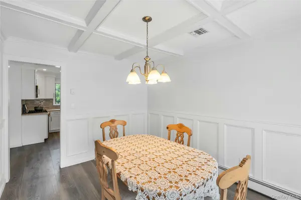 23 Carpenter LN, Hauppauge, NY 11788