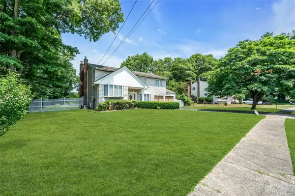 23 Carpenter LN, Hauppauge, NY 11788