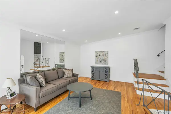 23 Carpenter LN, Hauppauge, NY 11788