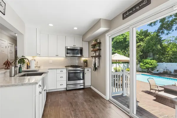 11 Barbara RD, Lake Ronkonkoma, NY 11779