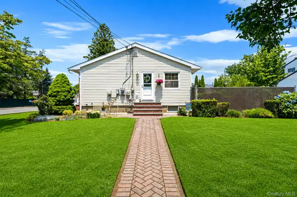 33 Wilshire DR, North Babylon, NY 11703
